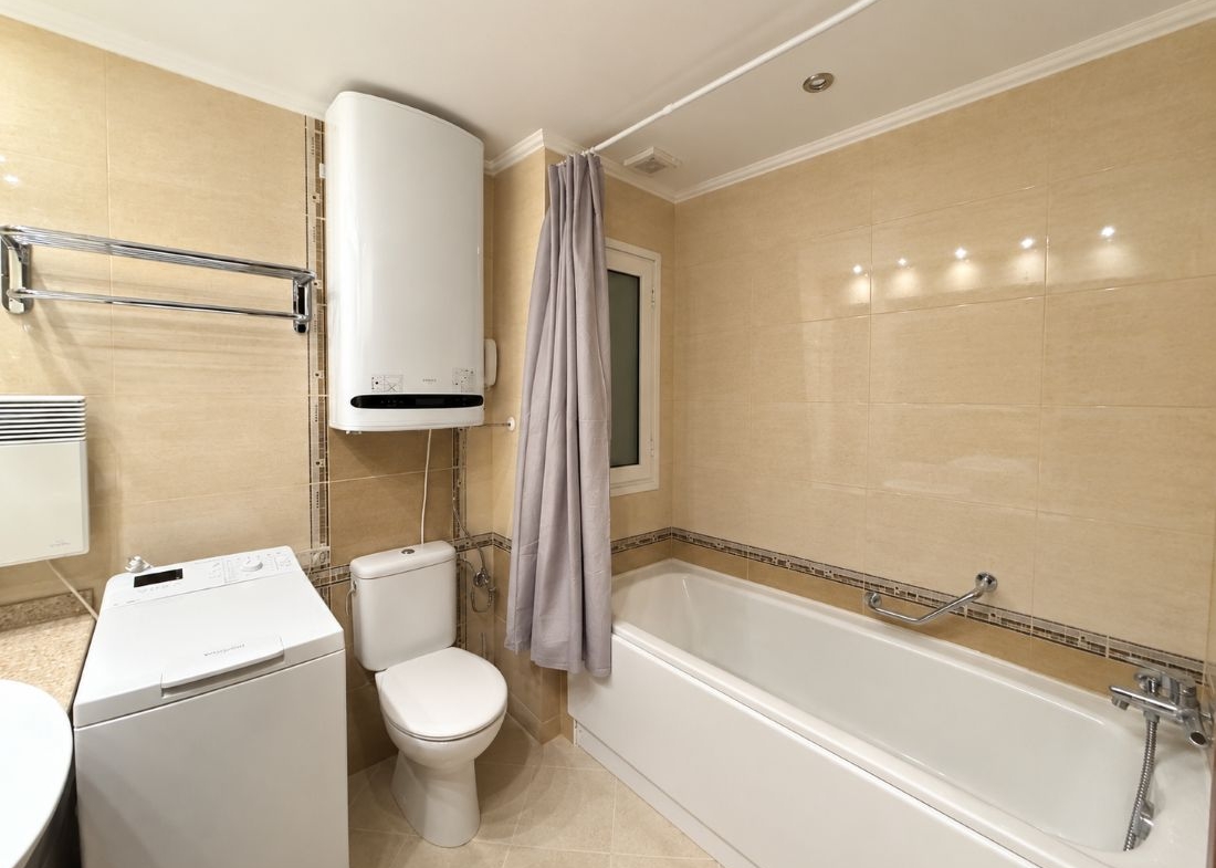 One bedroom for sale in Downtown Bansko, fully equipped bathroom