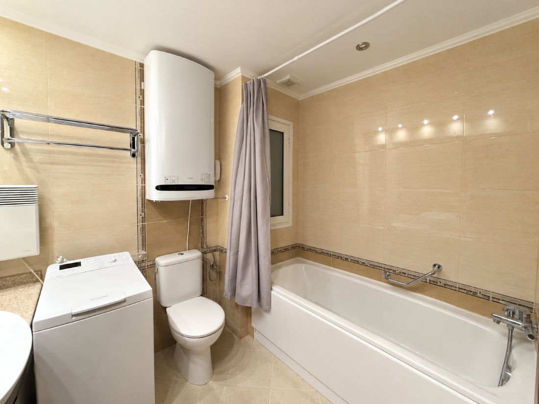 One bedroom for sale in Downtown Bansko, fully equipped bathroom