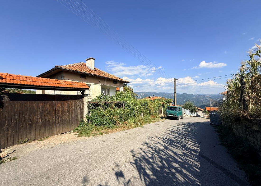 House for sale in Kremen, Bansko municipality – two-storey village house exterior