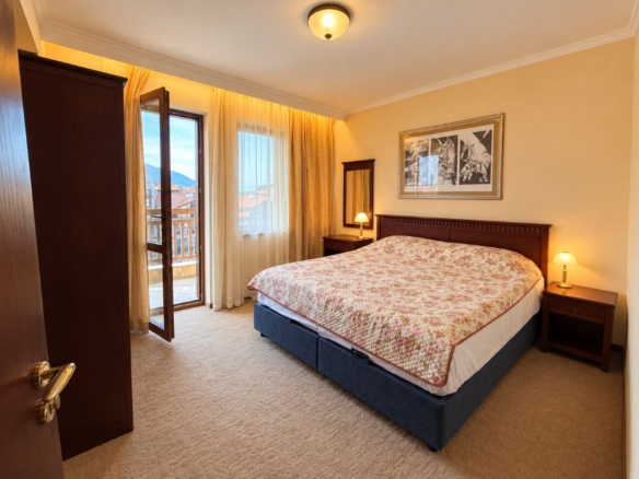 Downtown Bansko apartment bathroom with bathtub and washing machine